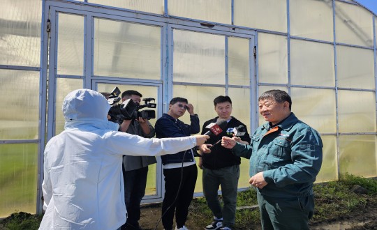 纸刊：农业总公司副总经理侯正发接受《守望都视追采访_副本.jpg