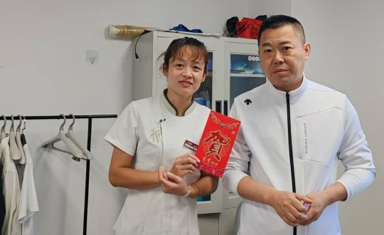 2024年9月13日，酒店，整个员工，发放中秋节福利_副本.jpg
