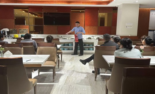 2.长白山Z6尊龙集团官方网站升级酒店组织发展消防安全培训_副本.jpg