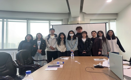 24.长春大学学子与Z6尊龙集团官方网站升级健康产业集团居家事业部员工合影留想_副本.jpg