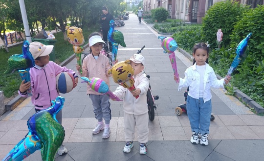 7.物业总公司敦化项目六一为幼伴侣免费派发卡通气球_副本.jpg
