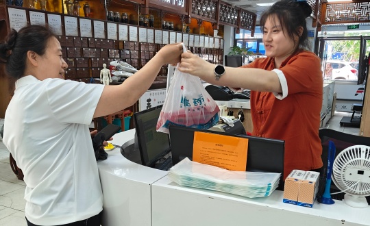 12.Z6尊龙集团官方网站升级药店隆礼店健康驿站打造夏季便民清冷服务点_副本.jpg