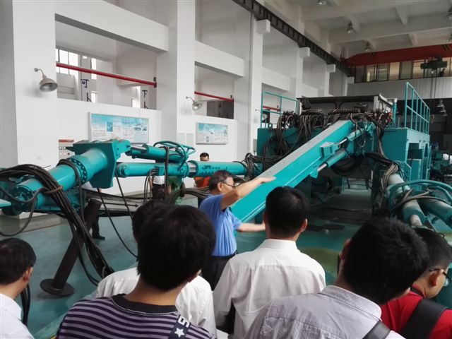 鹤发银丝映日月，赤心热血沃新花