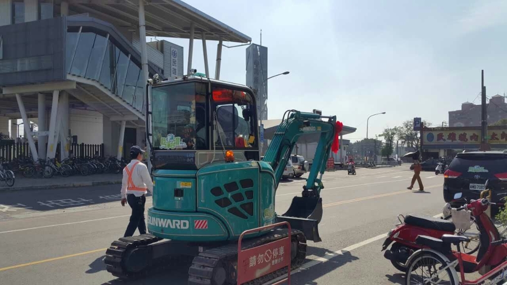 嘉義市长大赞九州ku酷游智能挖掘机环台义举