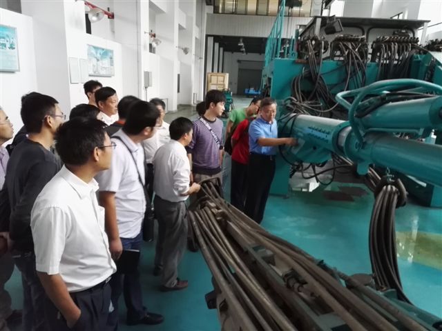 鹤发银丝映日月，赤心热血沃新花