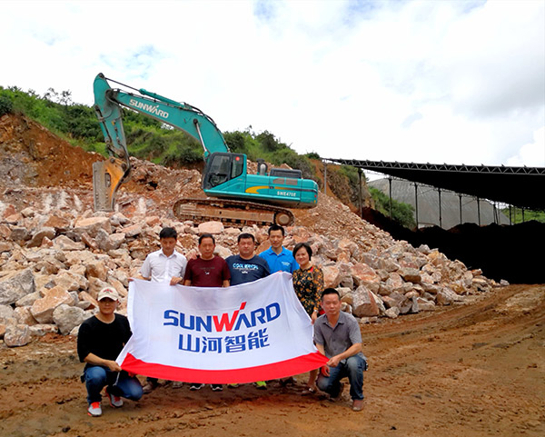 看石场风云怎样演绎？？？九州ku酷游智能矿山战神SWE470E大型挖掘机一锤定音！！