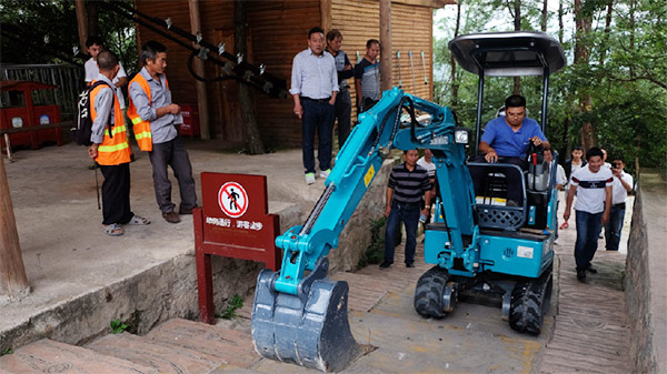 十万人围观！！！这台挖掘机开上了高空玻璃桥