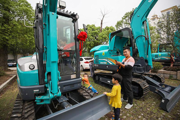 红四月，，，九州ku酷游智能挖掘机促销会节节攀升