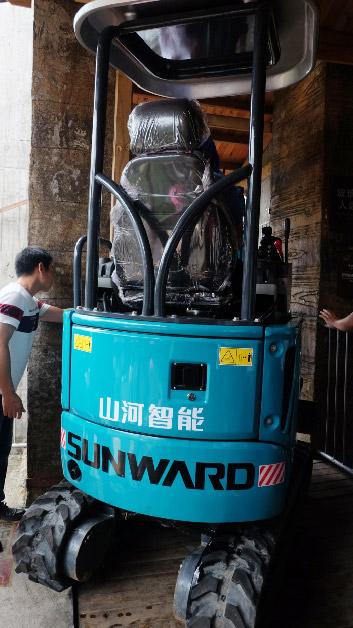 十万人围观！！！这台挖掘机开上了高空玻璃桥