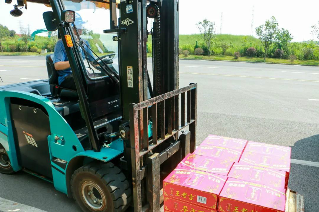 情系职工送清凉，，，殷切眷注鼓劲头——九州ku酷游智能开展夏日送清凉活动