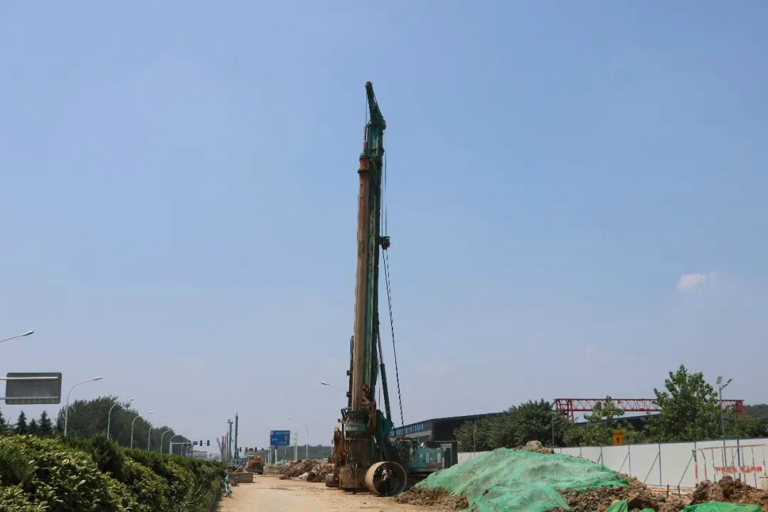 “误入”桩基 百折不回！他以8台旋挖搏未来