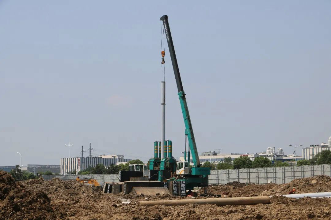 液压静力压桩机从1台到21台，，他只用了8年！！