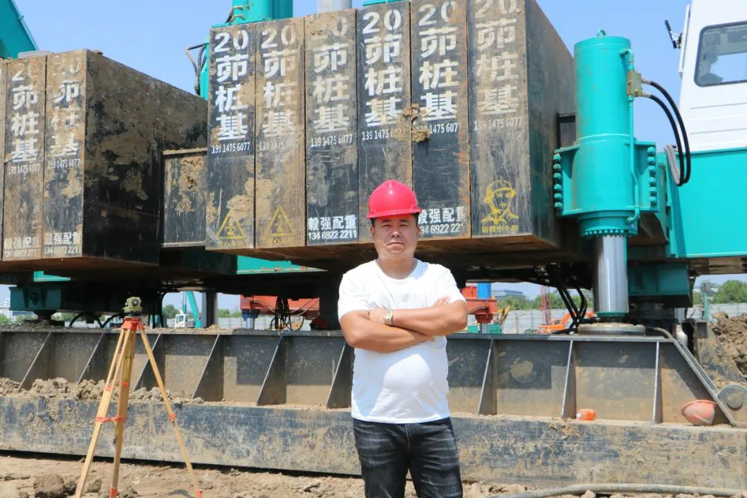 液压静力压桩机从1台到21台，，他只用了8年！！