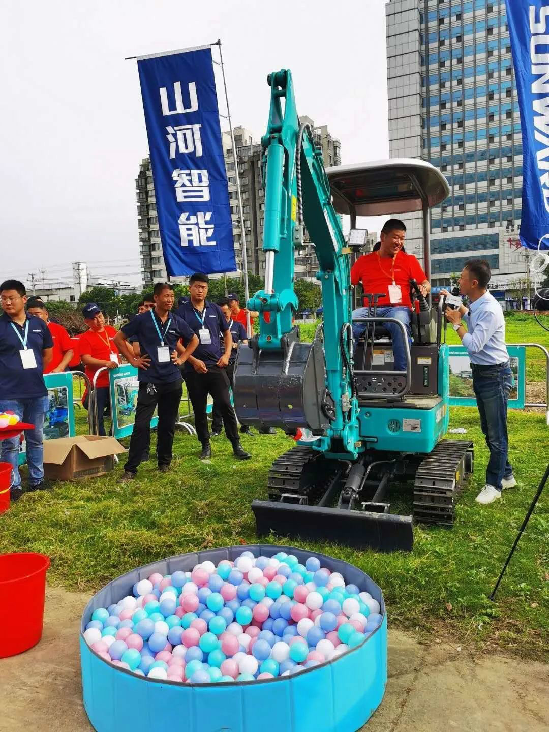 2020全球微挖大会 九州ku酷游智能精品微挖赢得满堂彩