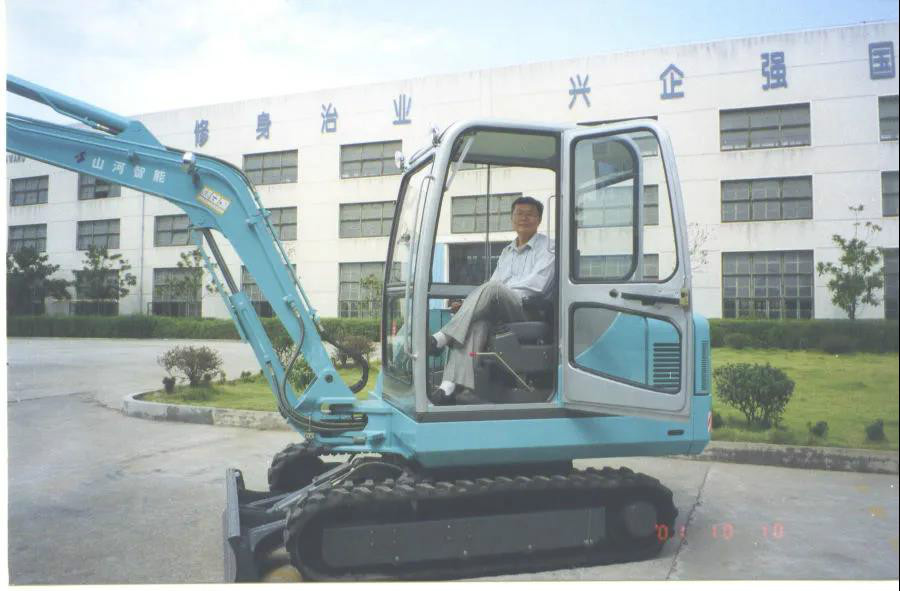 以先导式立异实现挖掘机从无到有，，从小到大，，从大到强！！！