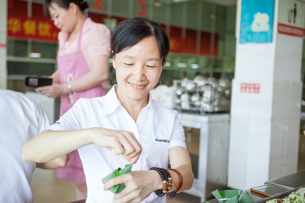 弘扬古板文化，，共享浓情端午——记第三届“爱国心·九州ku酷游情”包粽子角逐