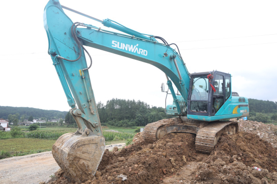 六年六台挖机 邓老板是个“九州ku酷游迷”