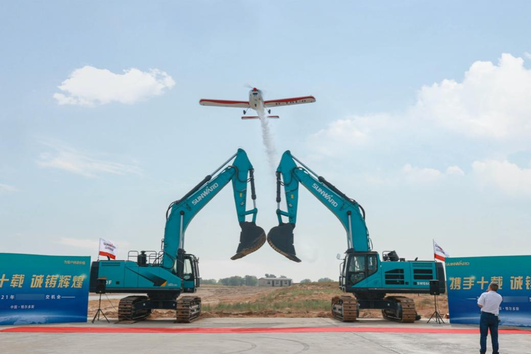 大型挖掘机批量交付、、轻型运动飞机推广……这场活动超吸睛