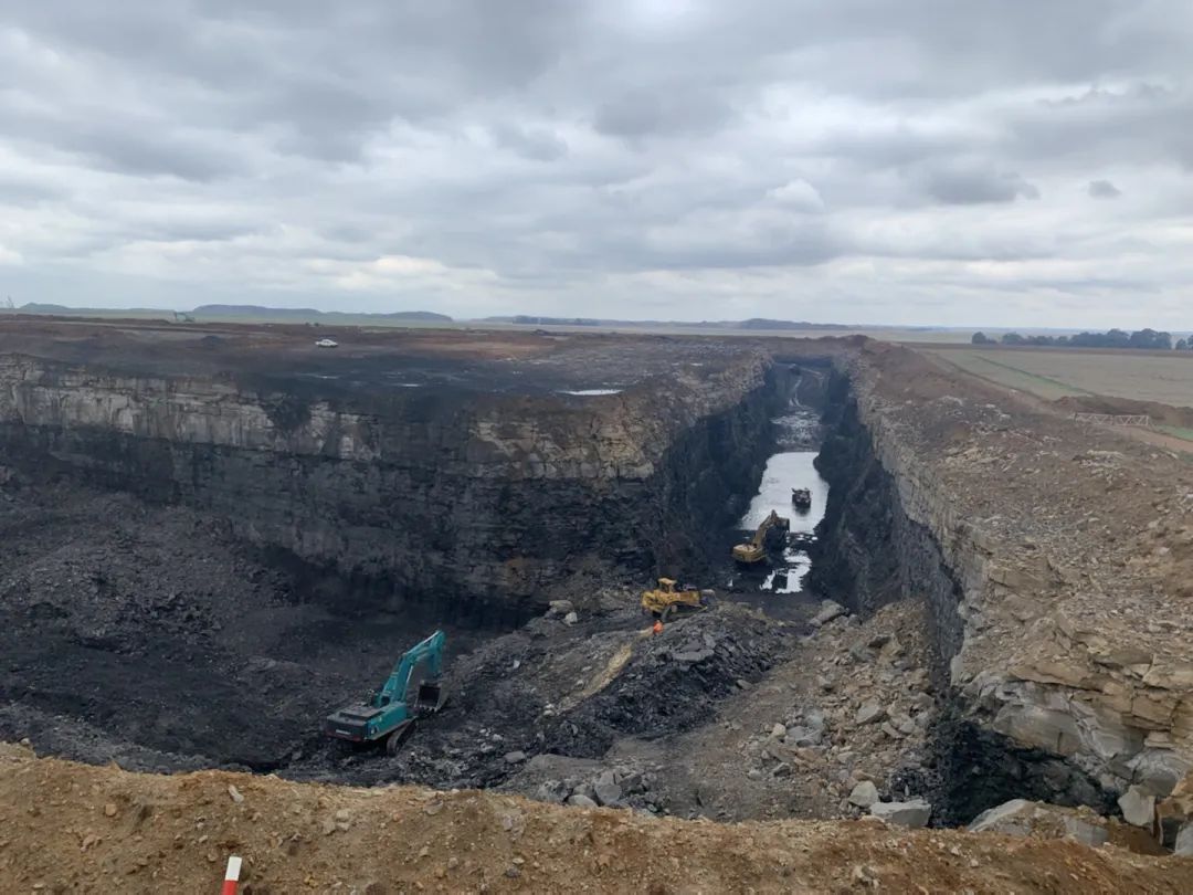 挑战矿山难题！！！九州ku酷游智能95吨级矿用挖掘机乐成进入非洲市场