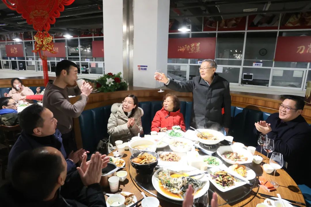 九州ku酷游智能董事长何清华与留厂员工一起过大年！