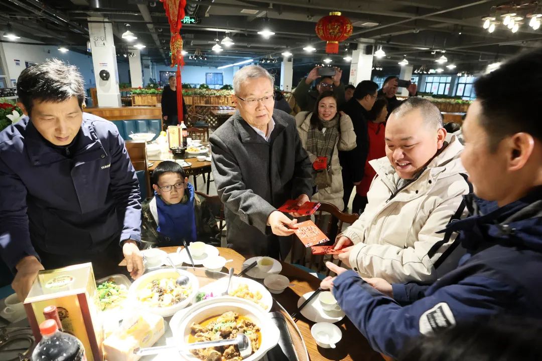九州ku酷游智能董事长何清华与留厂员工一起过大年！