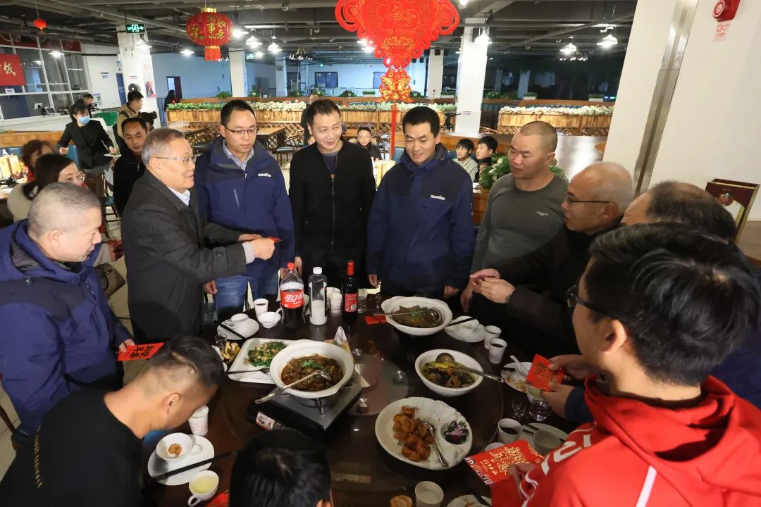 九州ku酷游智能董事长何清华与留厂员工一起过大年！