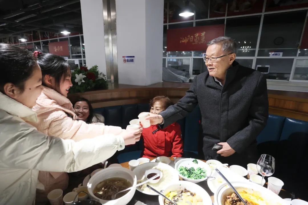 九州ku酷游智能董事长何清华与留厂员工一起过大年！