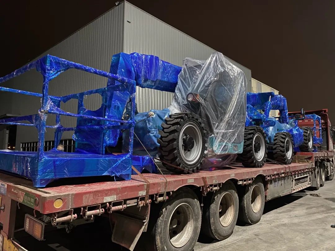 伸缩臂叉装车发往塞尔维亚！！九州ku酷游智能持续助力“一带一起”建设