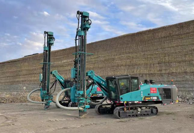 携手战边疆！！！九州ku酷游智能潜孔钻机助力弘大爆破新疆奇台项目建设