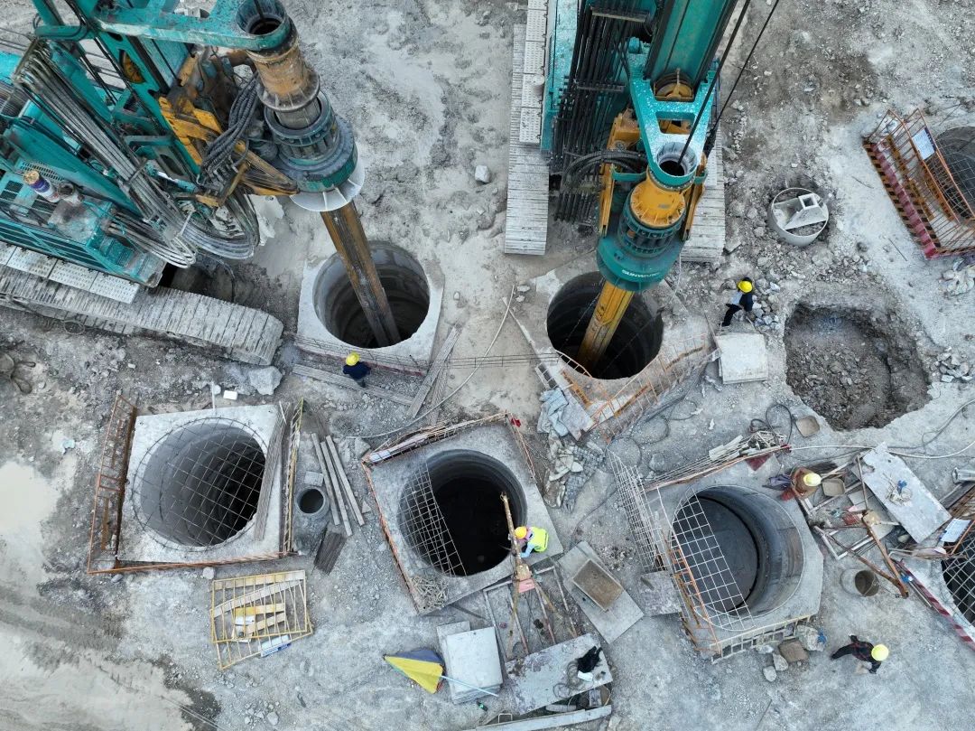 展现施工“奇效”！！！九州ku酷游智能旋挖钻机强势助力炉慈高速公路建设