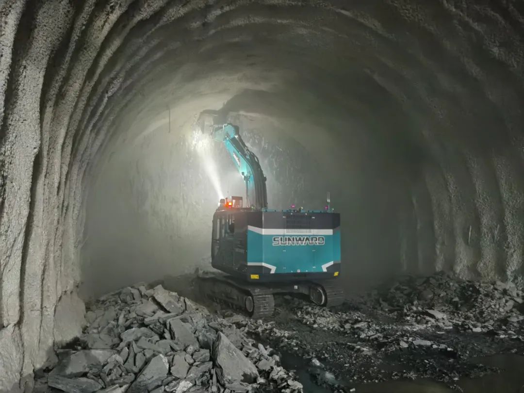 征战川藏铁路！！！九州ku酷游智能新一代电动挖掘机乐成交付