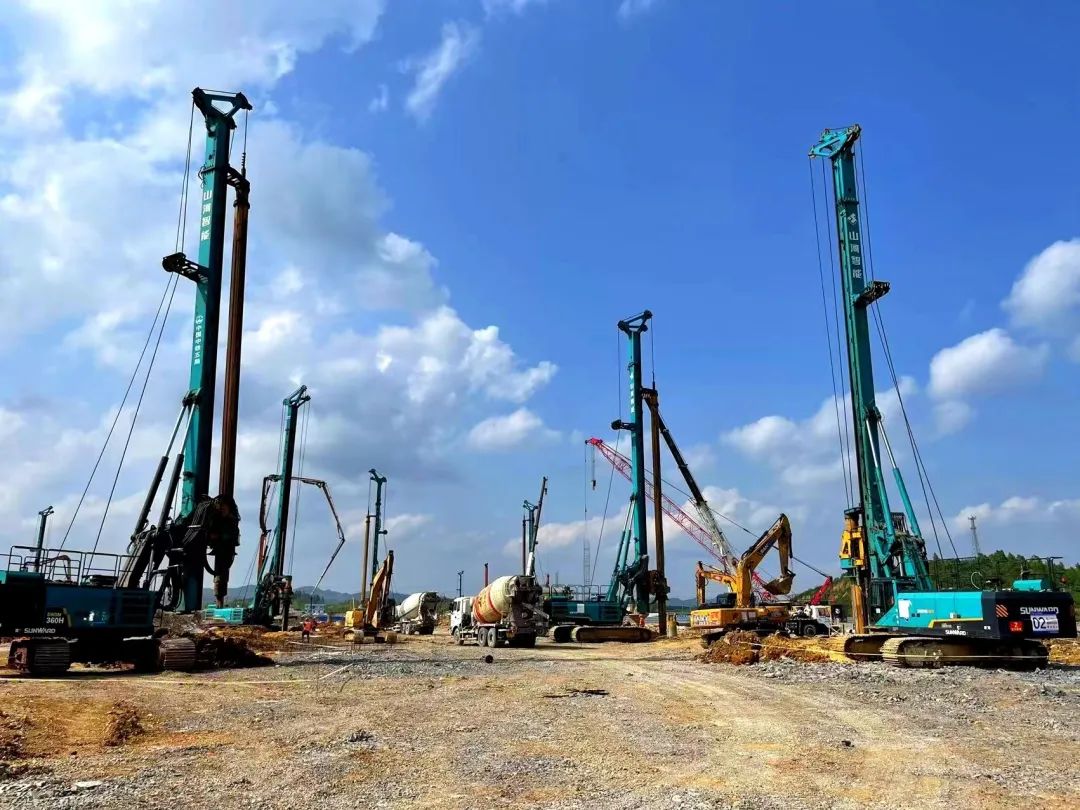 打桩“神器”再露锋芒！九州ku酷游智能旋挖钻机助力贵阳贵安新区负极质料项目加速建设