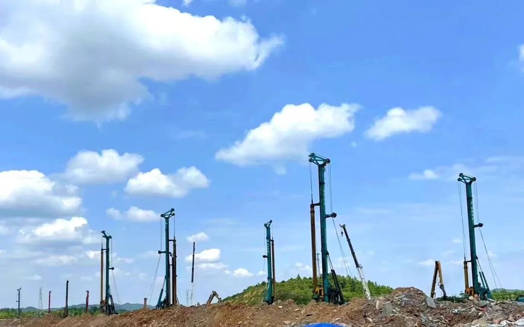 打桩“神器”再露锋芒！九州ku酷游智能旋挖钻机助力贵阳贵安新区负极质料项目加速建设