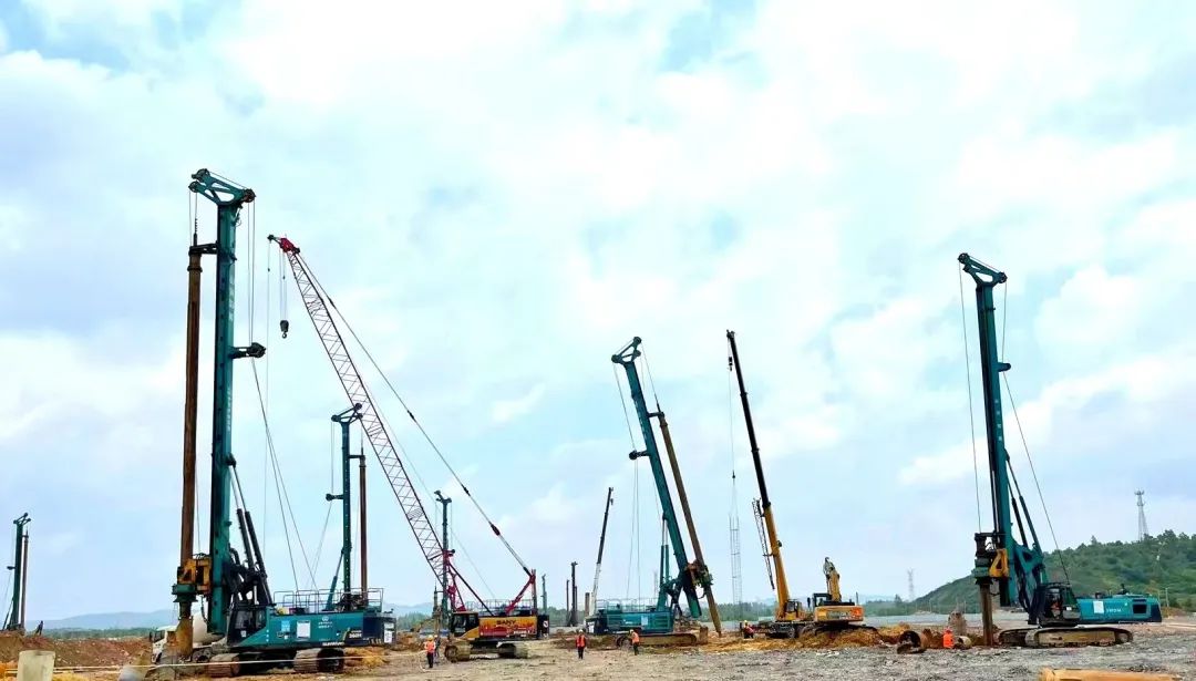 打桩“神器”再露锋芒！九州ku酷游智能旋挖钻机助力贵阳贵安新区负极质料项目加速建设