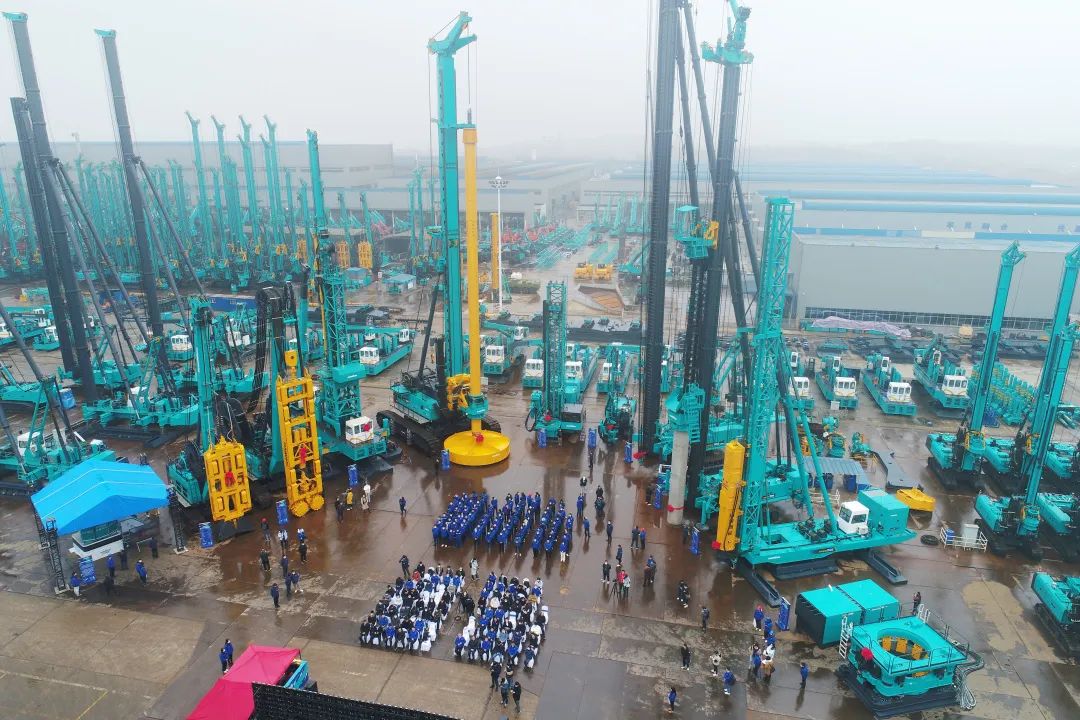 何清华在第二十四届中国科协年会作主旨报告：：制造业高地源自系统