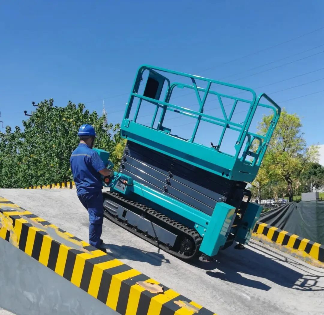 加速电动化产品结构，九州ku酷游智能第一款履带剪叉式高空作业平台来了！！