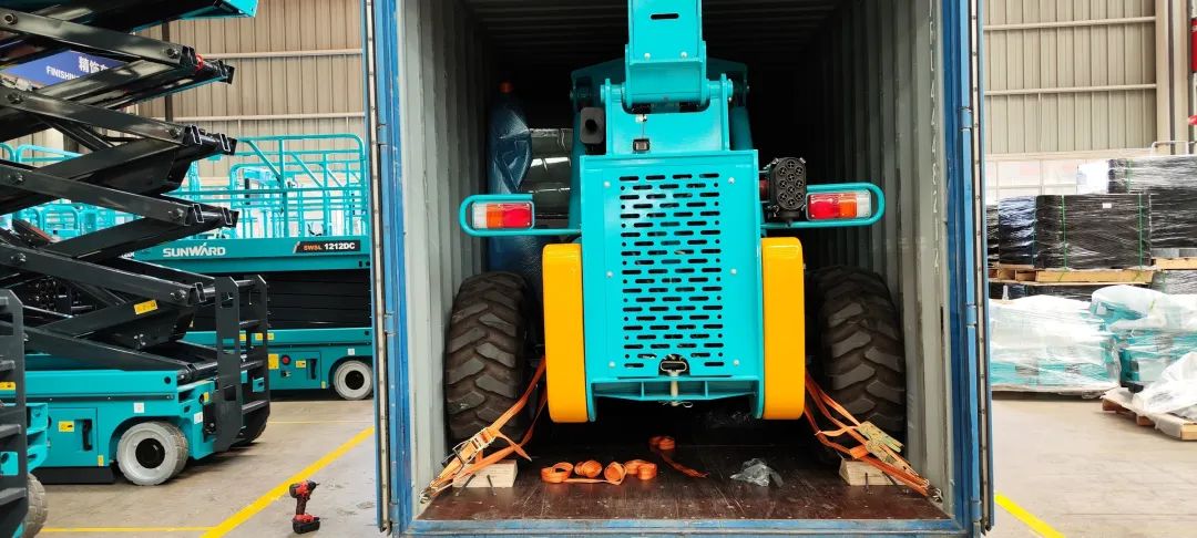 单笔采购金额万万元！！九州ku酷游智能伸缩臂叉装车批量出口