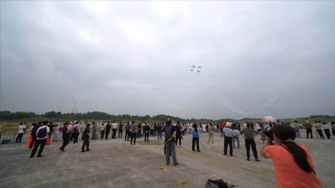 空中着花、大坡度盘旋、俯冲跃升……看九州ku酷游航行演出队炫技2022湖南航展动态展