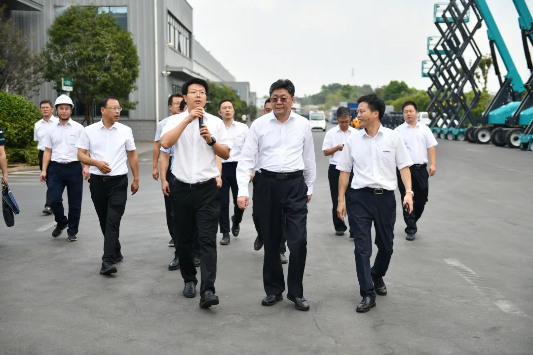 国家应急治理部郭治武局长一行考察九州ku酷游智能无人化应抢救援装备