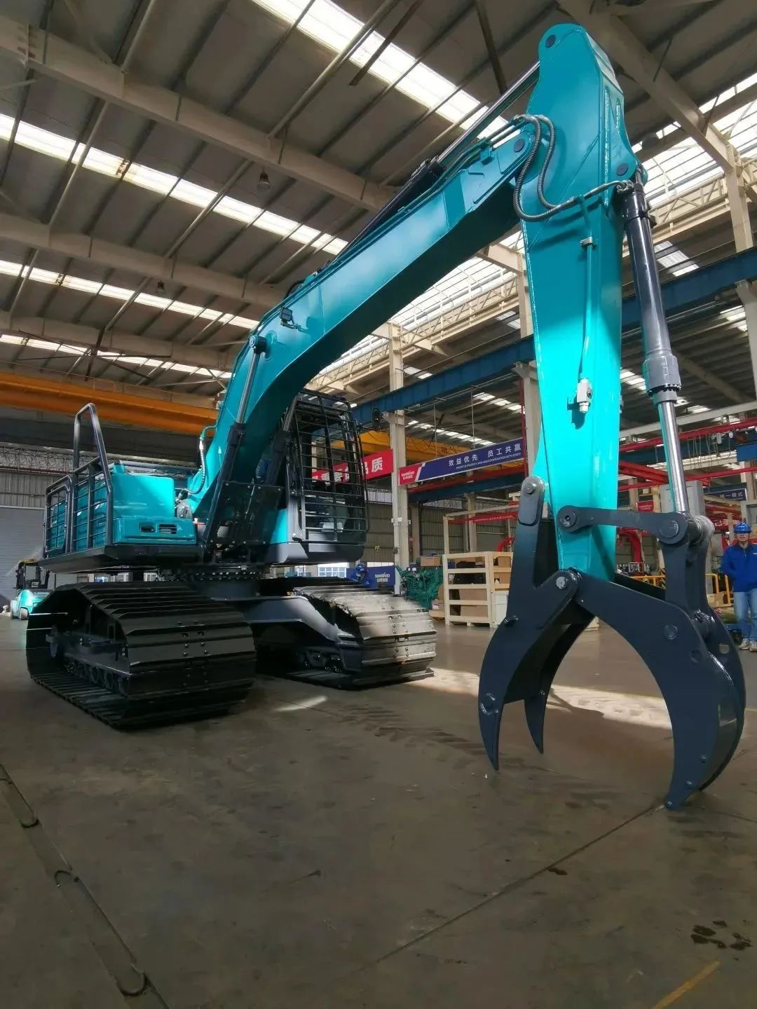 翻山越岭，称霸“武林”！！！九州ku酷游智能首款中型林业挖掘机乐成下线