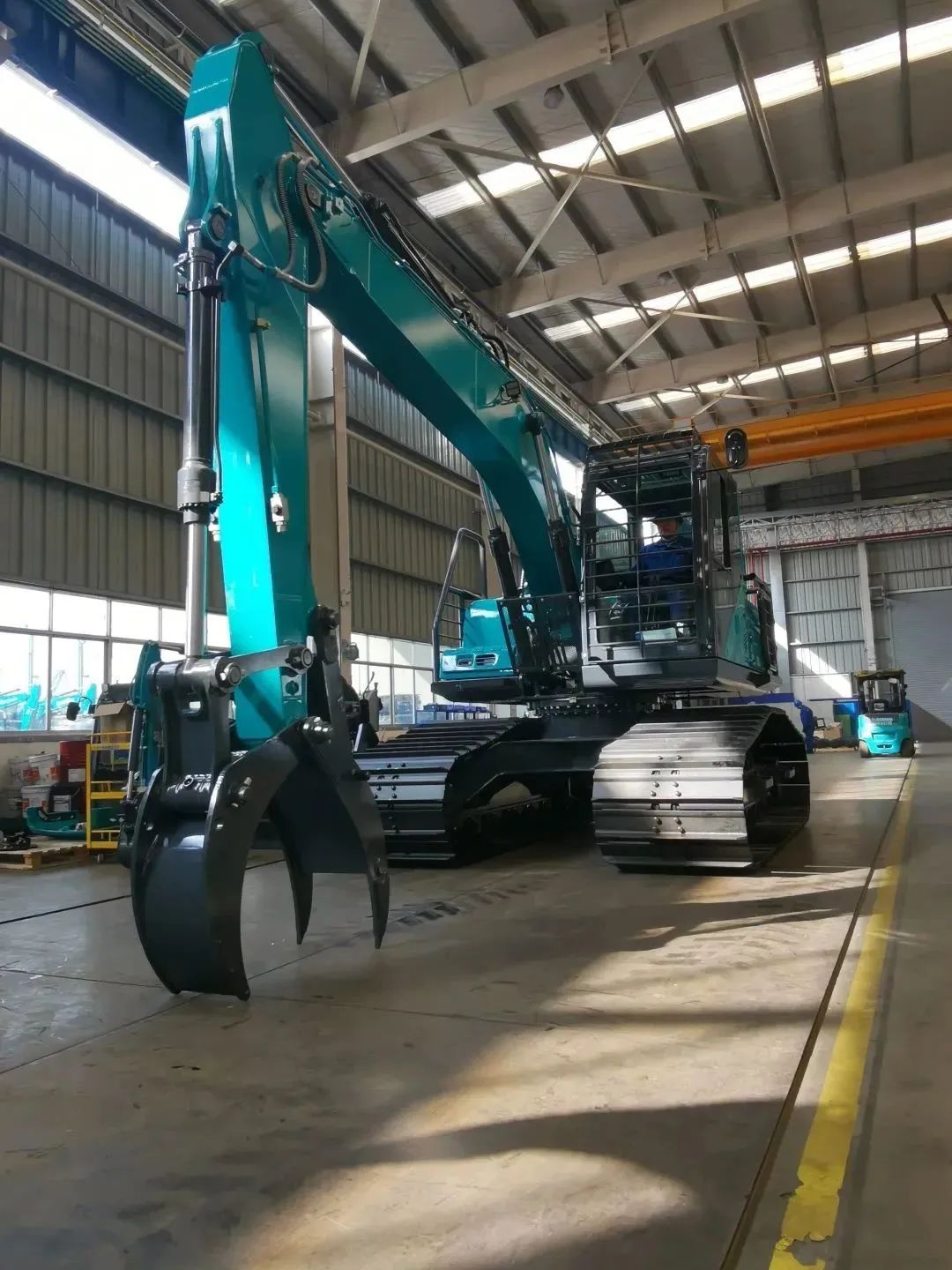 翻山越岭，称霸“武林”！！！九州ku酷游智能首款中型林业挖掘机乐成下线