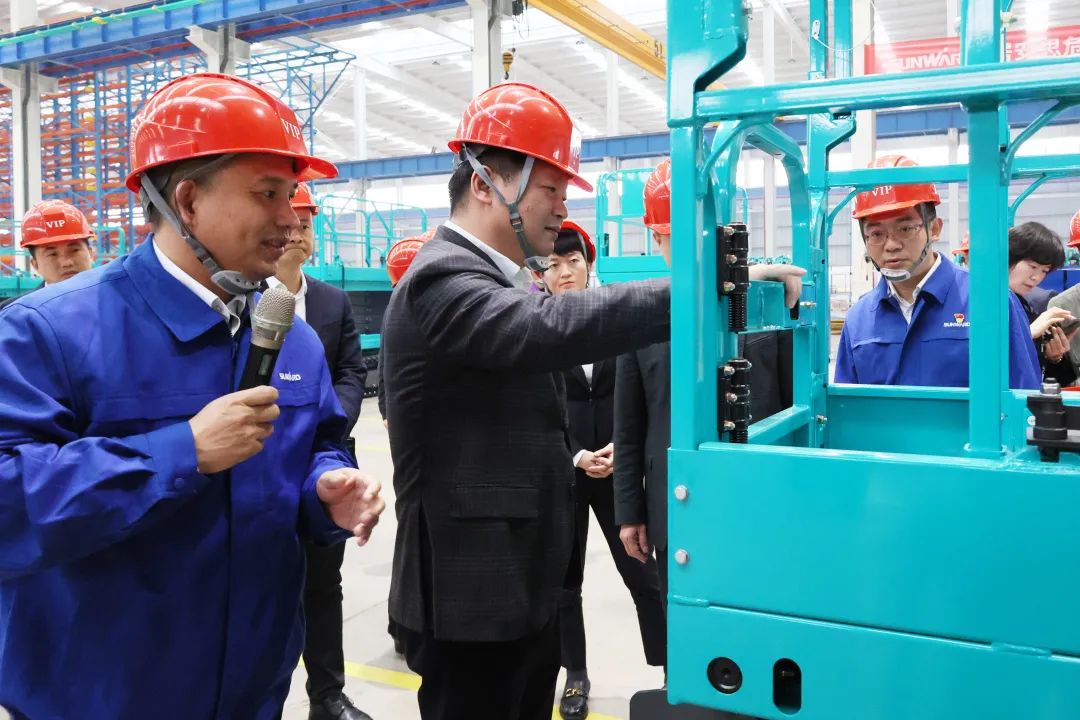 付旭明慰问九州ku酷游智能市三八红旗头并督导清静生产事情