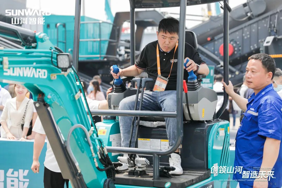 精品出击、、互动一直！九州ku酷游智能F系列挖掘机闪灼长沙展