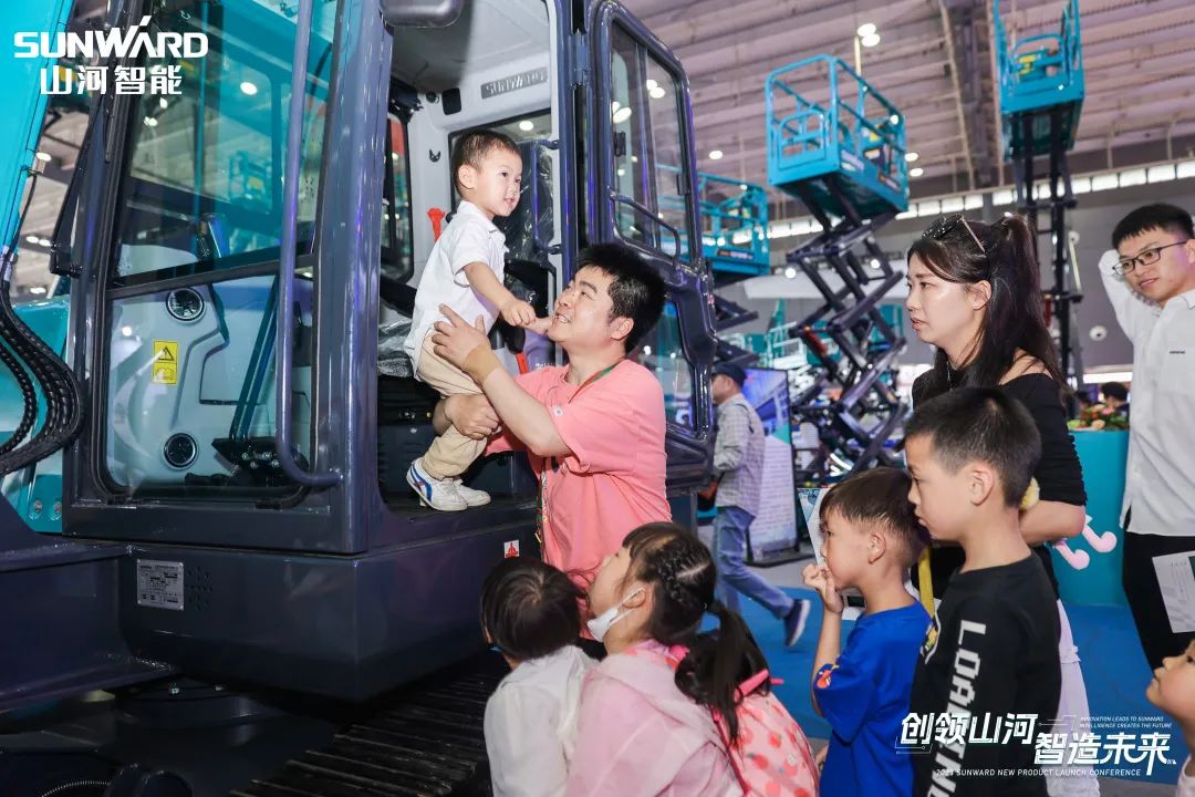 精品出击、、互动一直！九州ku酷游智能F系列挖掘机闪灼长沙展