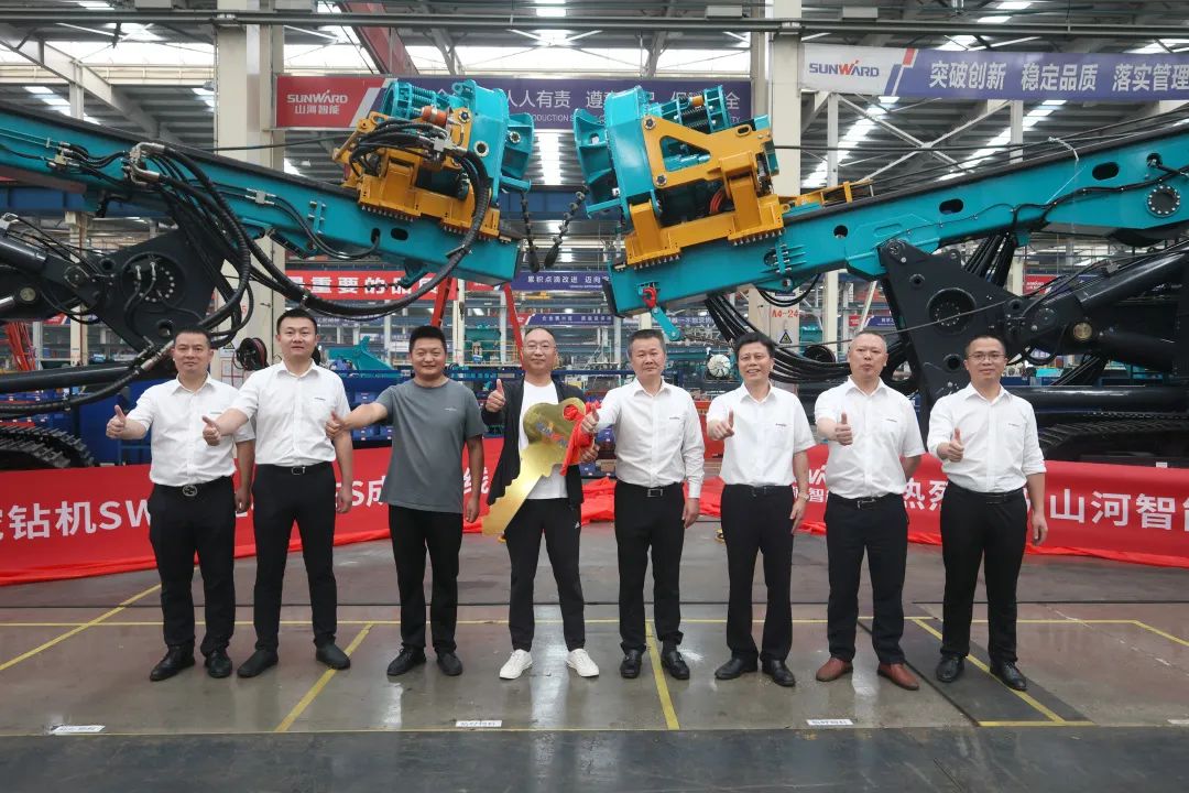 助力“双碳”、、、绿动未来！！！九州ku酷游智能增程式电动旋挖钻机、、、液压混淆动力旋挖钻机齐交付