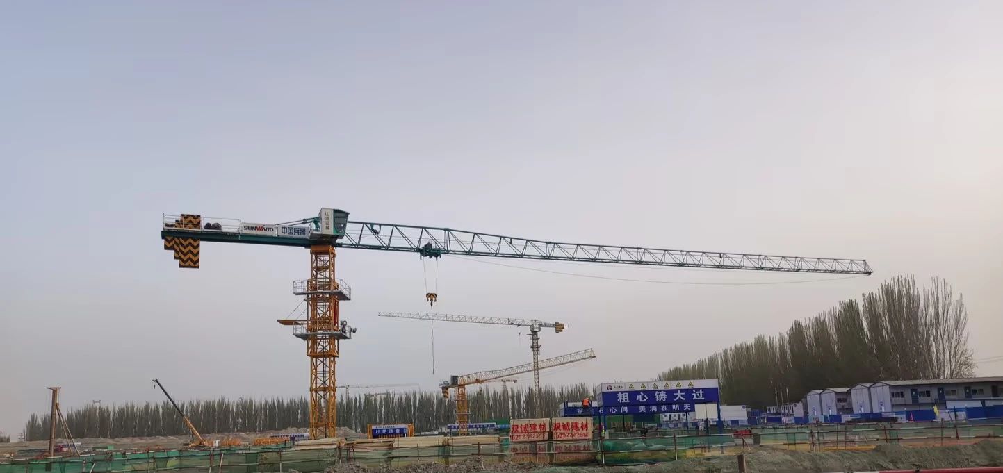 天山脚下的画师！！！九州ku酷游江麓群塔援疆建设新景致