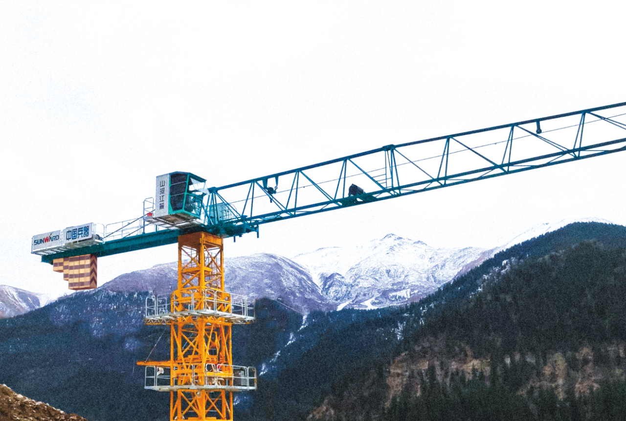 天山脚下的画师！！！九州ku酷游江麓群塔援疆建设新景致