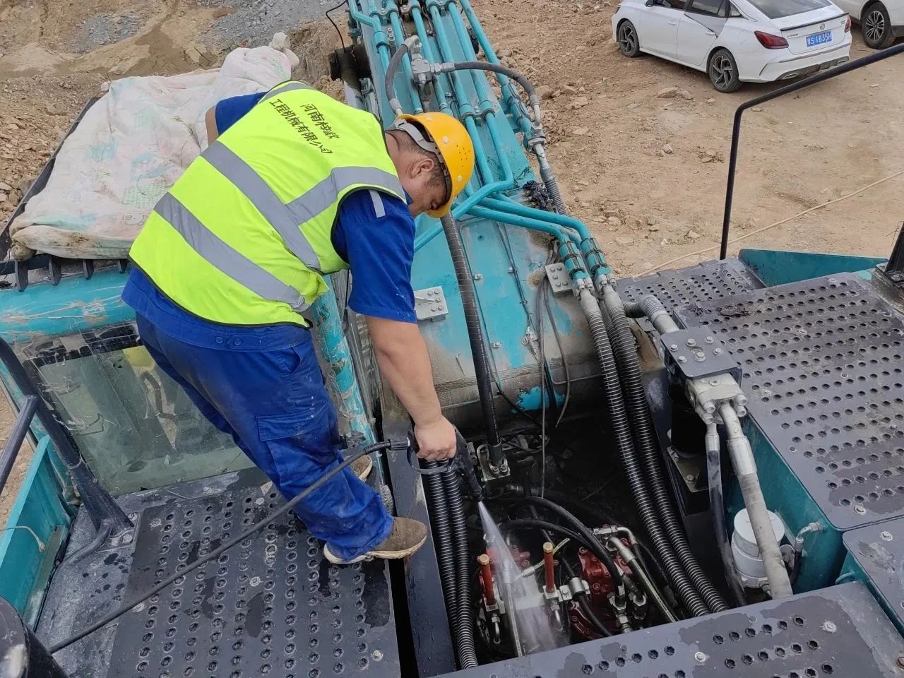 步履一直，，，服务不止！九州ku酷游智能挖掘机服务万里行火热举行中