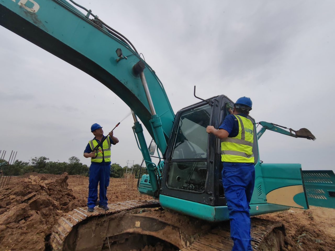 一线“热”闻 | 专业售后，，，专心折务！九州ku酷游智能挖掘机服务万里行一直在路上