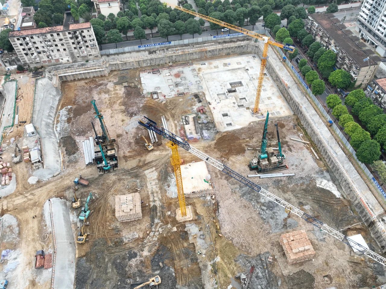 “绿巨人”显神威！九州ku酷游智能引孔式静力压桩机助建“绿城”南宁民生项目